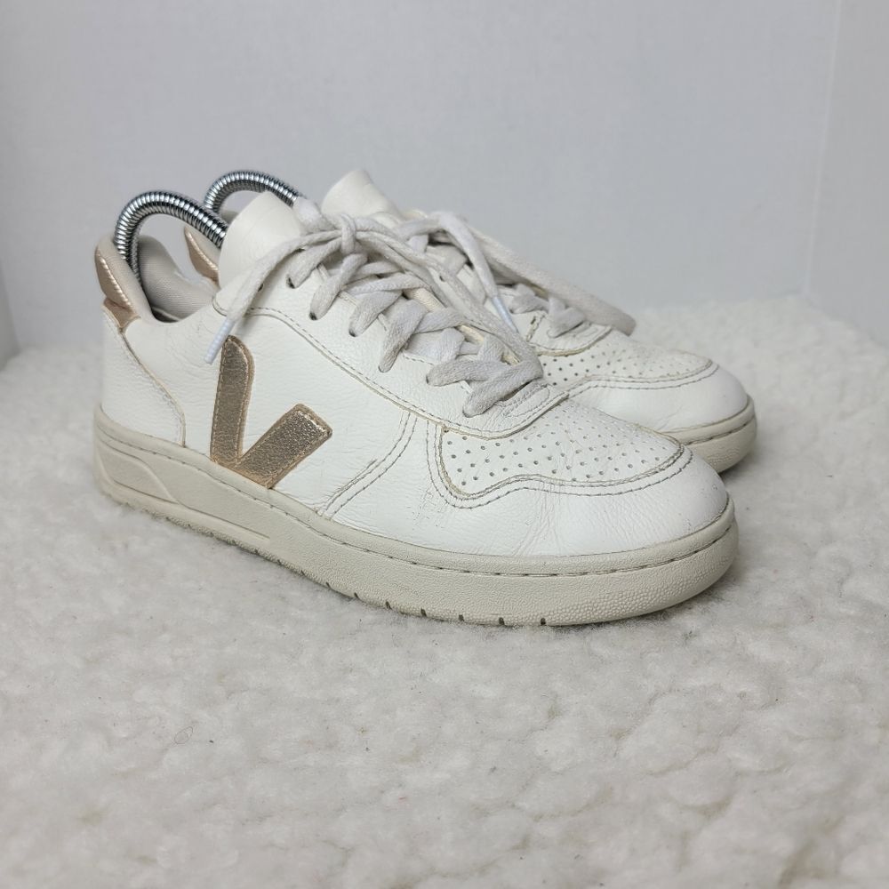 VEJA V-10  Womens Sneaker Size 8 White  Chrome Shoes Upper Leather